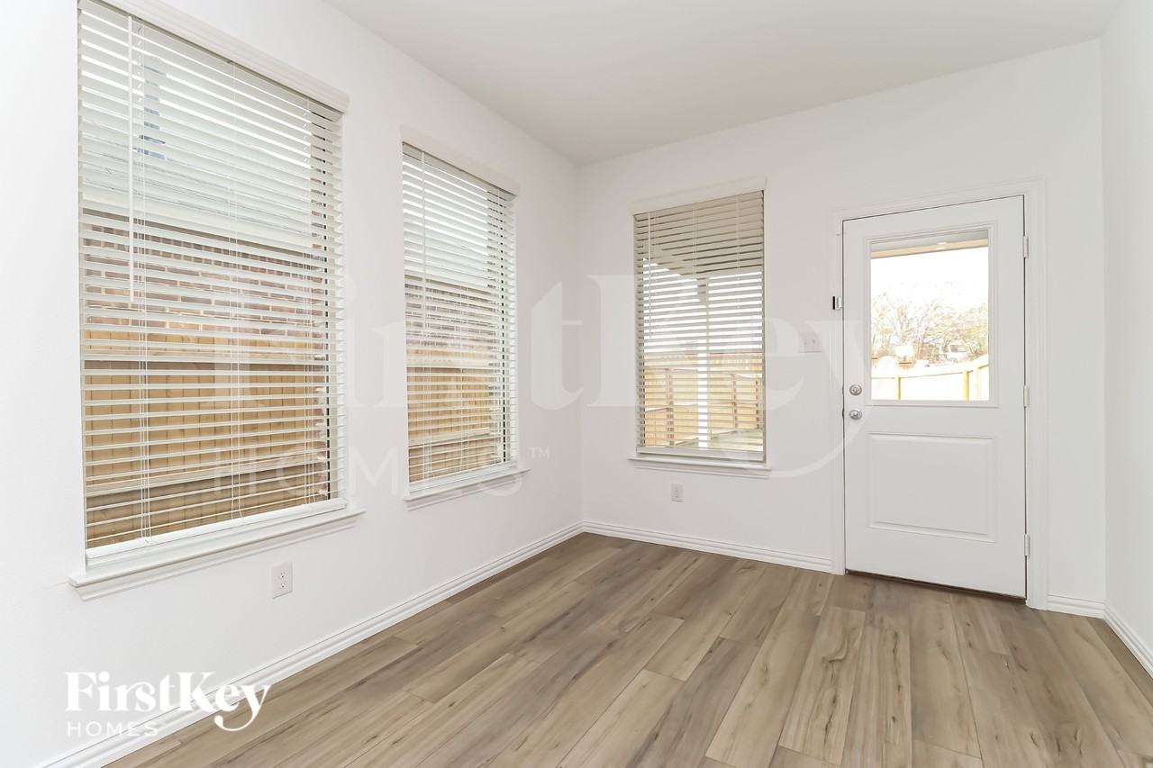 10113 Elkhorn Dr - Photo 2 of 16