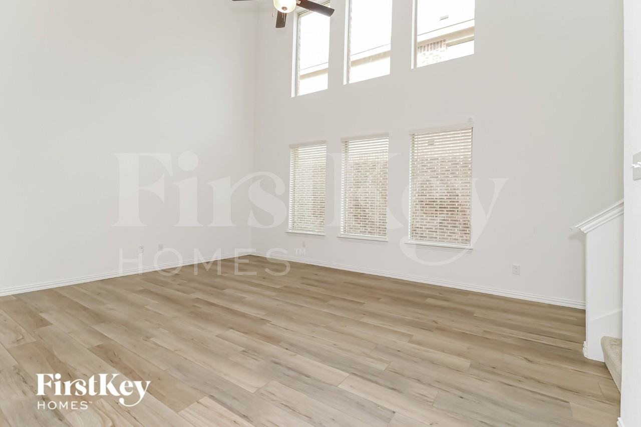 10113 Elkhorn Dr - Photo 3 of 16