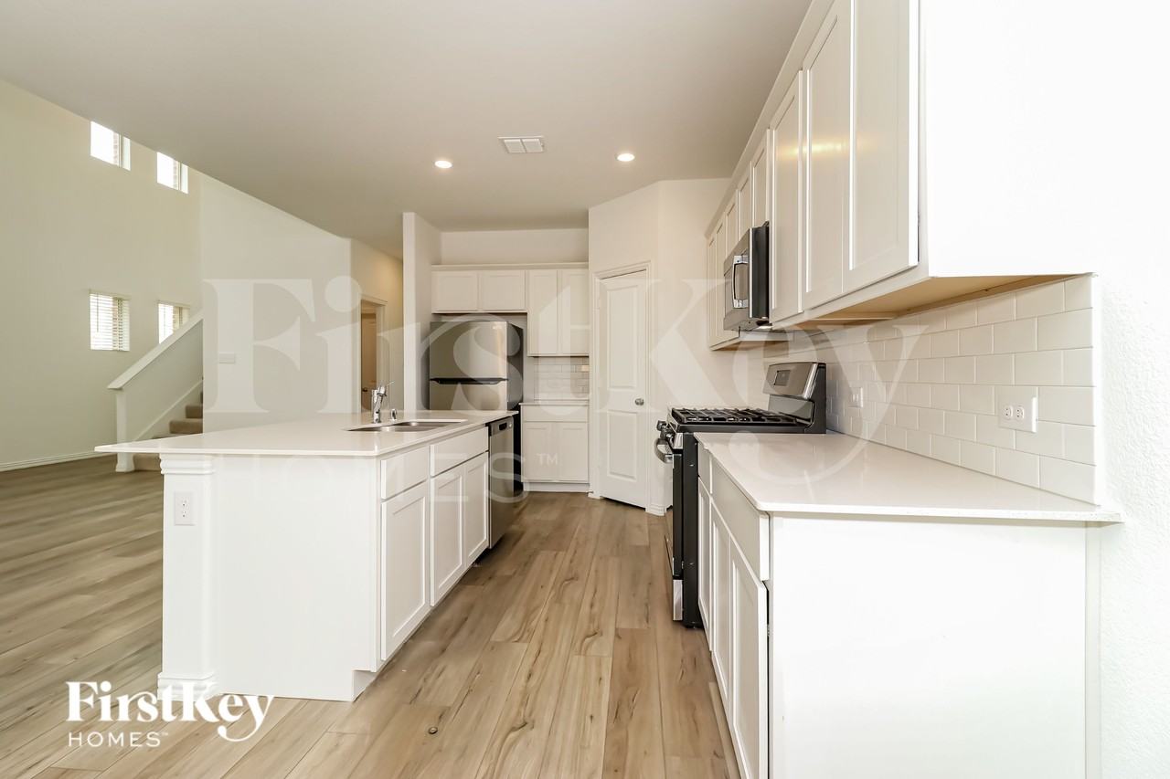 10113 Elkhorn Dr - Photo 5 of 16