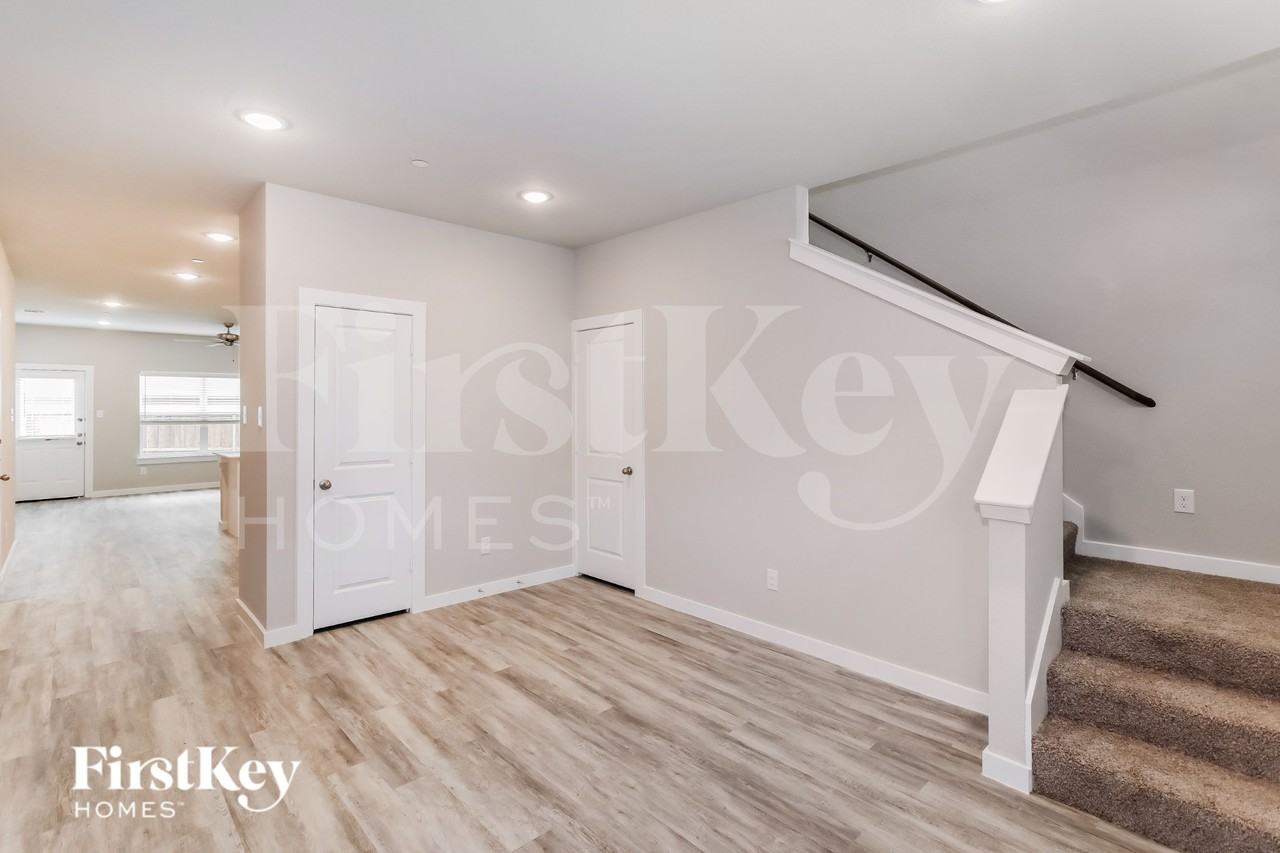 323 Niki Dr - Photo 3 of 16