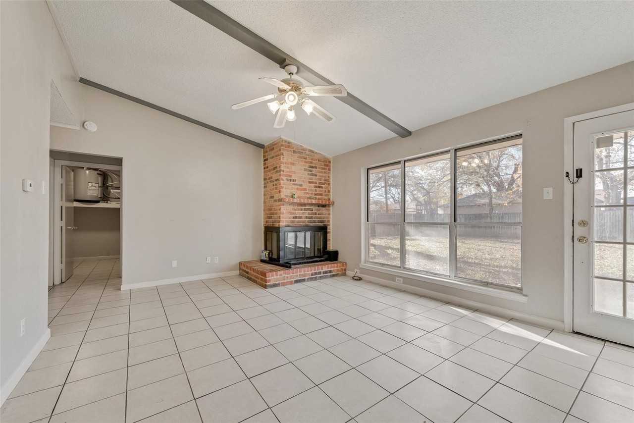 419 Woodcrest Way - Photo 4 of 9