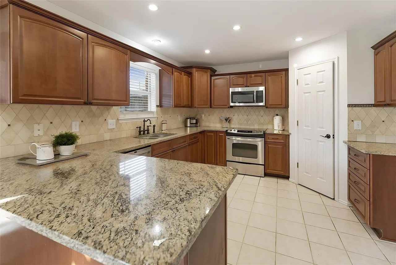 813 Silverbrook Dr - Photo 6 of 23