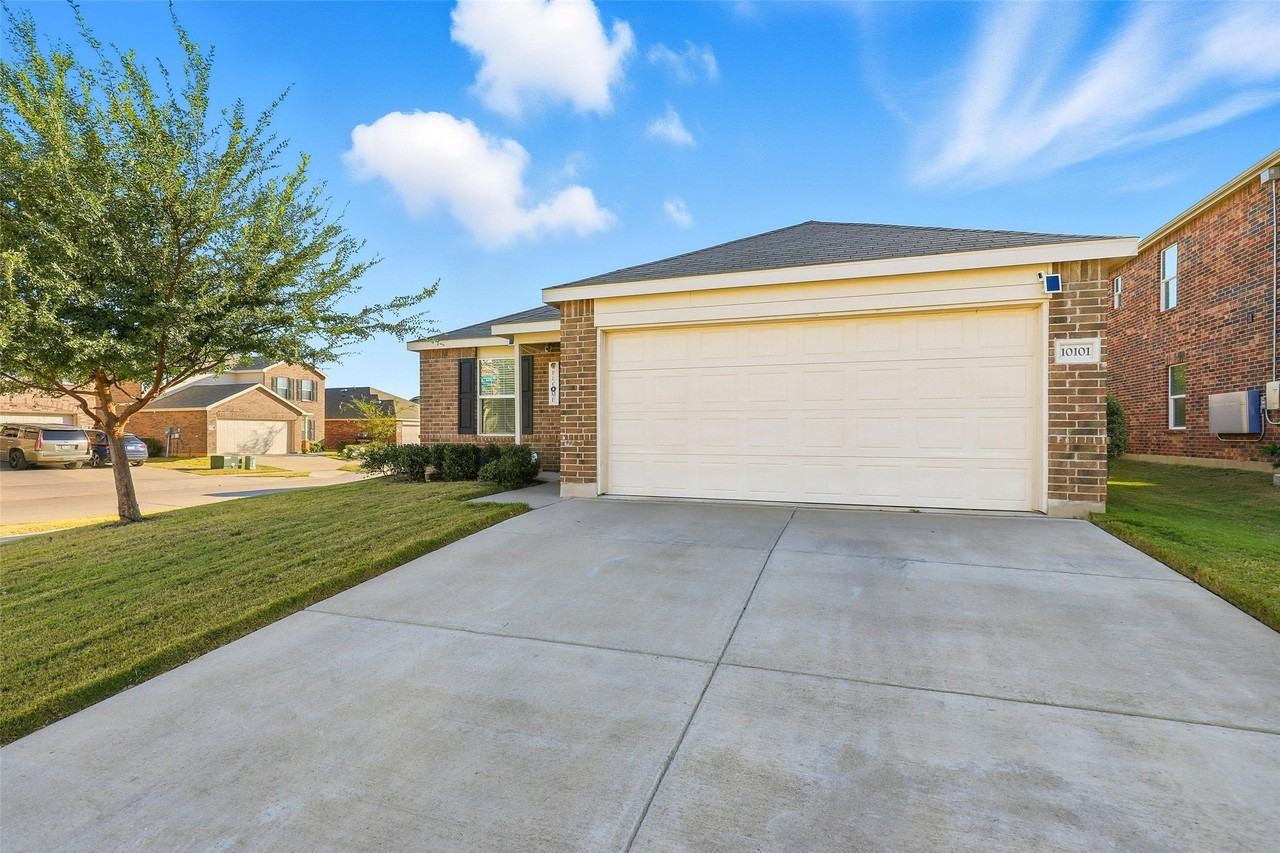 10101 Newtown Dr - Photo 3 of 26