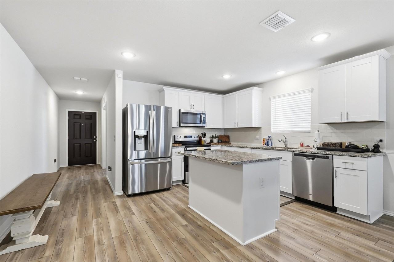 10101 Newtown Dr - Photo 5 of 26