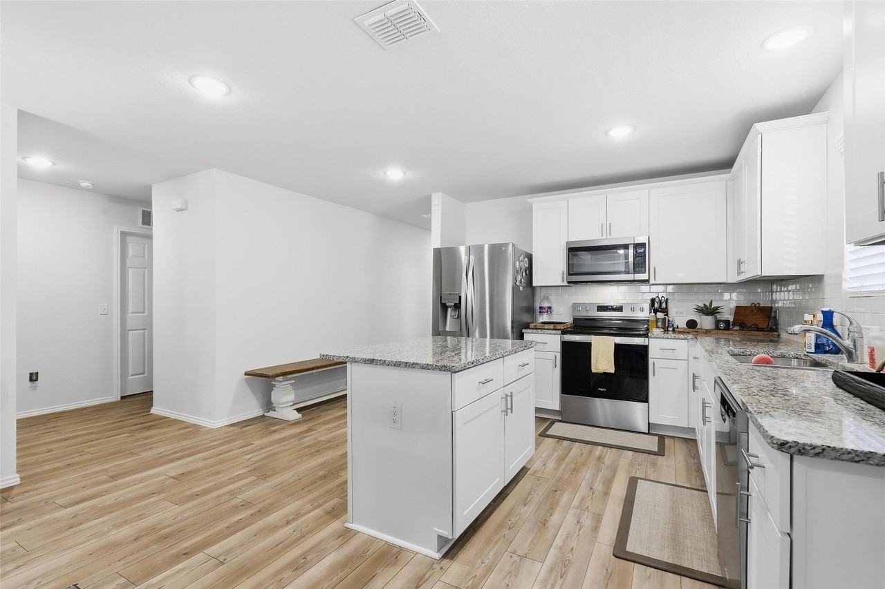 10101 Newtown Dr - Photo 6 of 26
