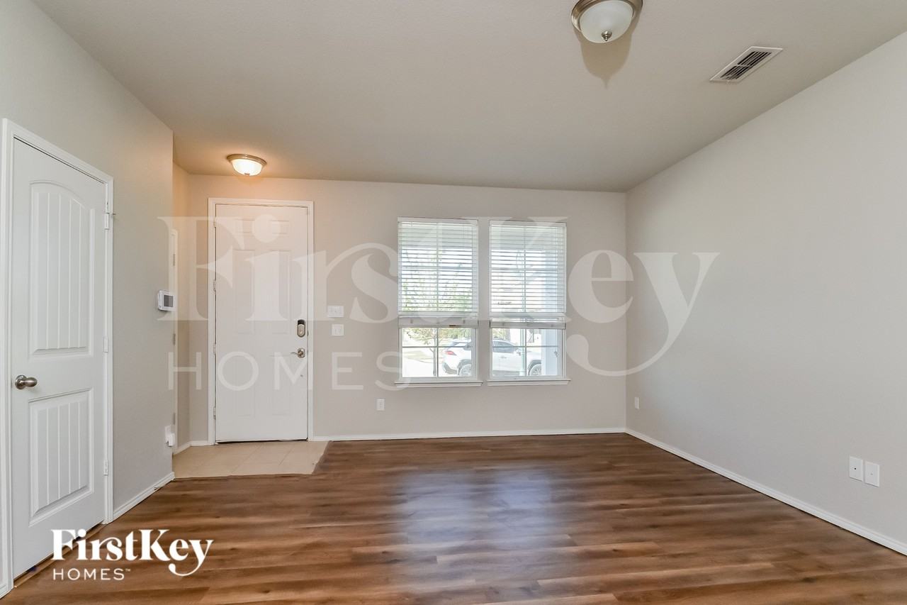 8982 Stallings Dr - Photo 4 of 16