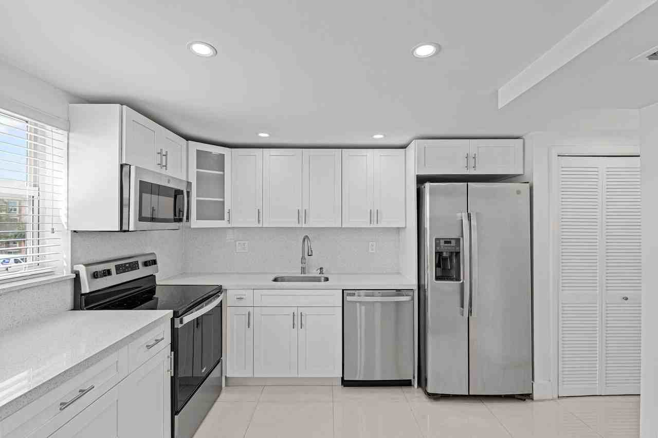 9170 Fontainebleau Blvd - Photo 4 of 35