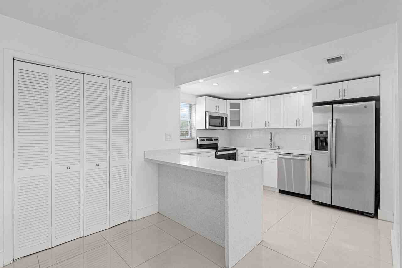 9170 Fontainebleau Blvd - Photo 7 of 35