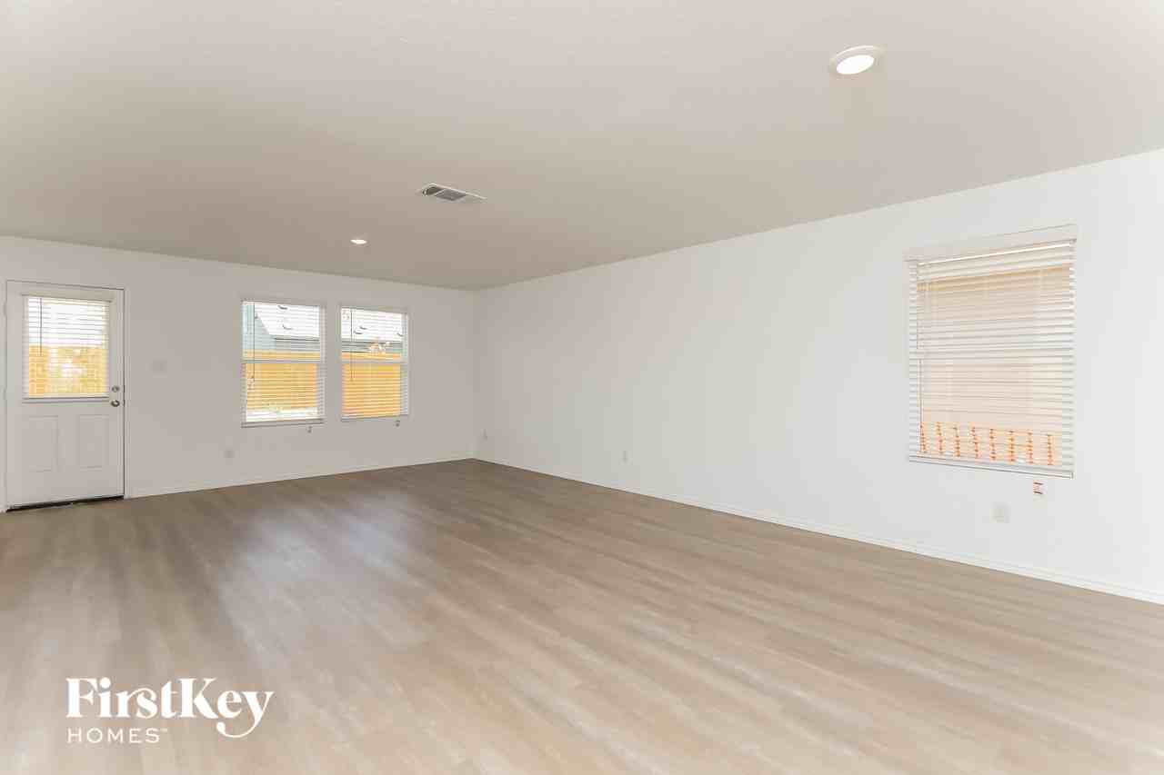 10643 Erinita Way - Photo 4 of 15