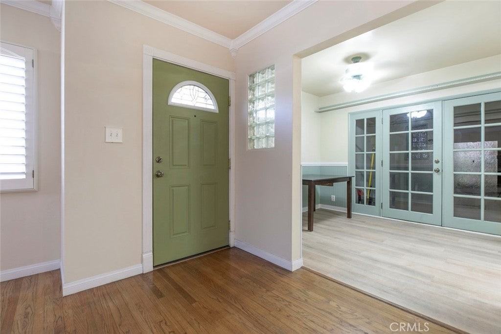 10706 Rhodesia Ave - Photo 4 of 18