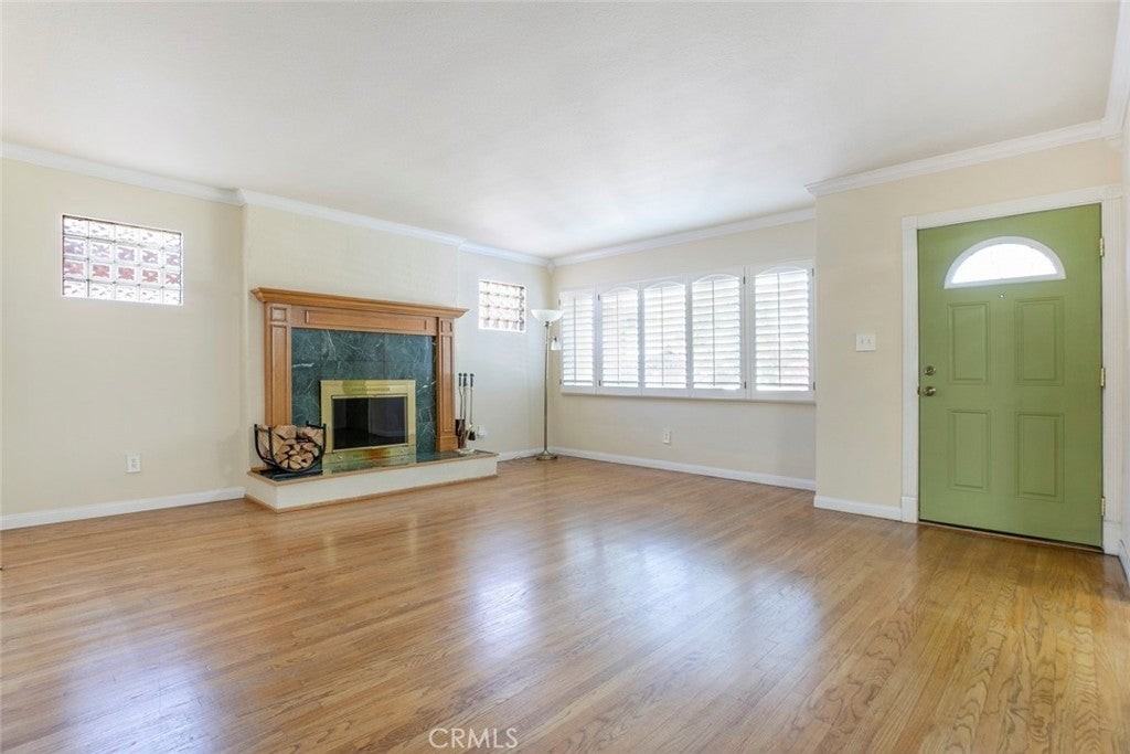 10706 Rhodesia Ave - Photo 5 of 18
