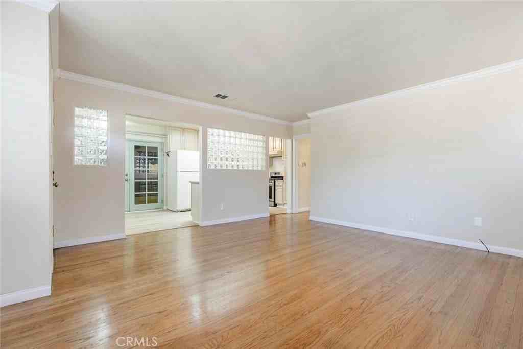 10706 Rhodesia Ave - Photo 6 of 18