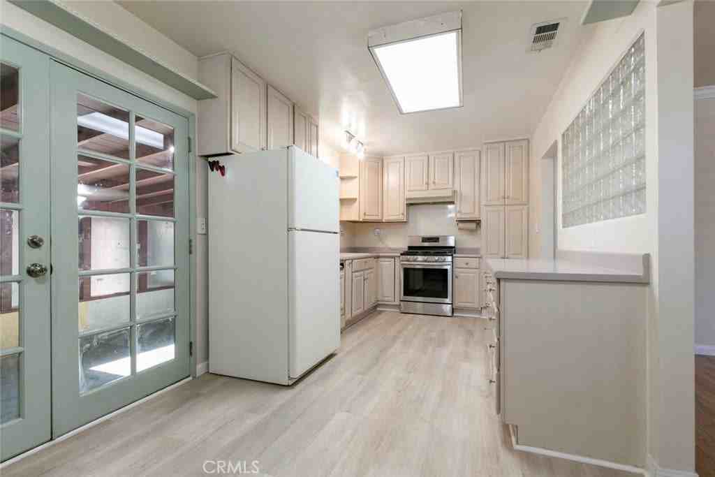 10706 Rhodesia Ave - Photo 7 of 18