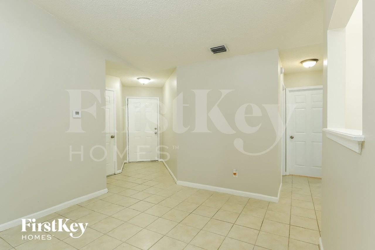 3021 Caroline Crest Dr E - Photo 3 of 16