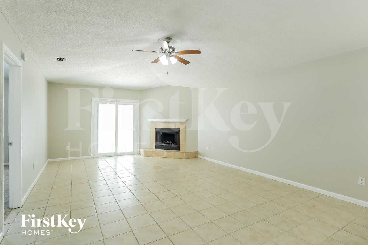 3021 Caroline Crest Dr E - Photo 4 of 16