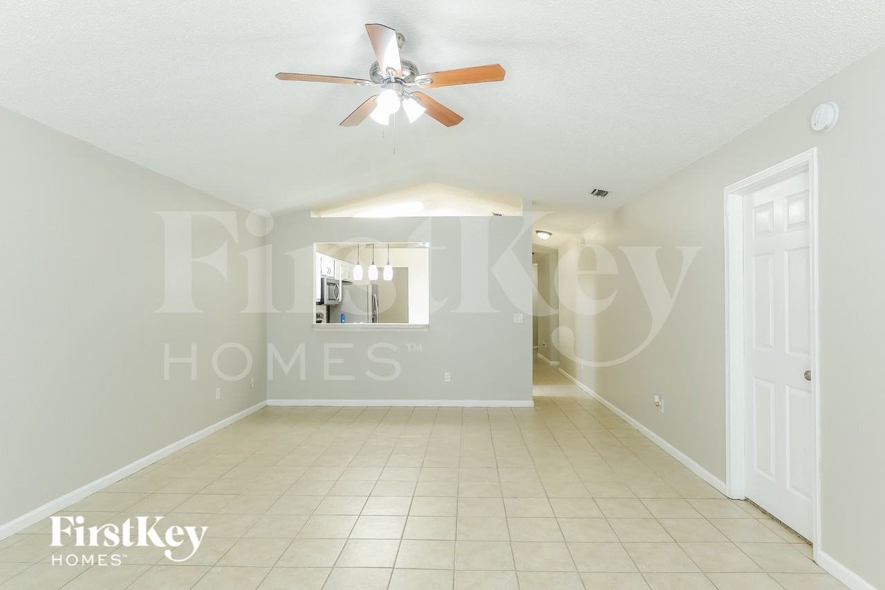 3021 Caroline Crest Dr E - Photo 5 of 16