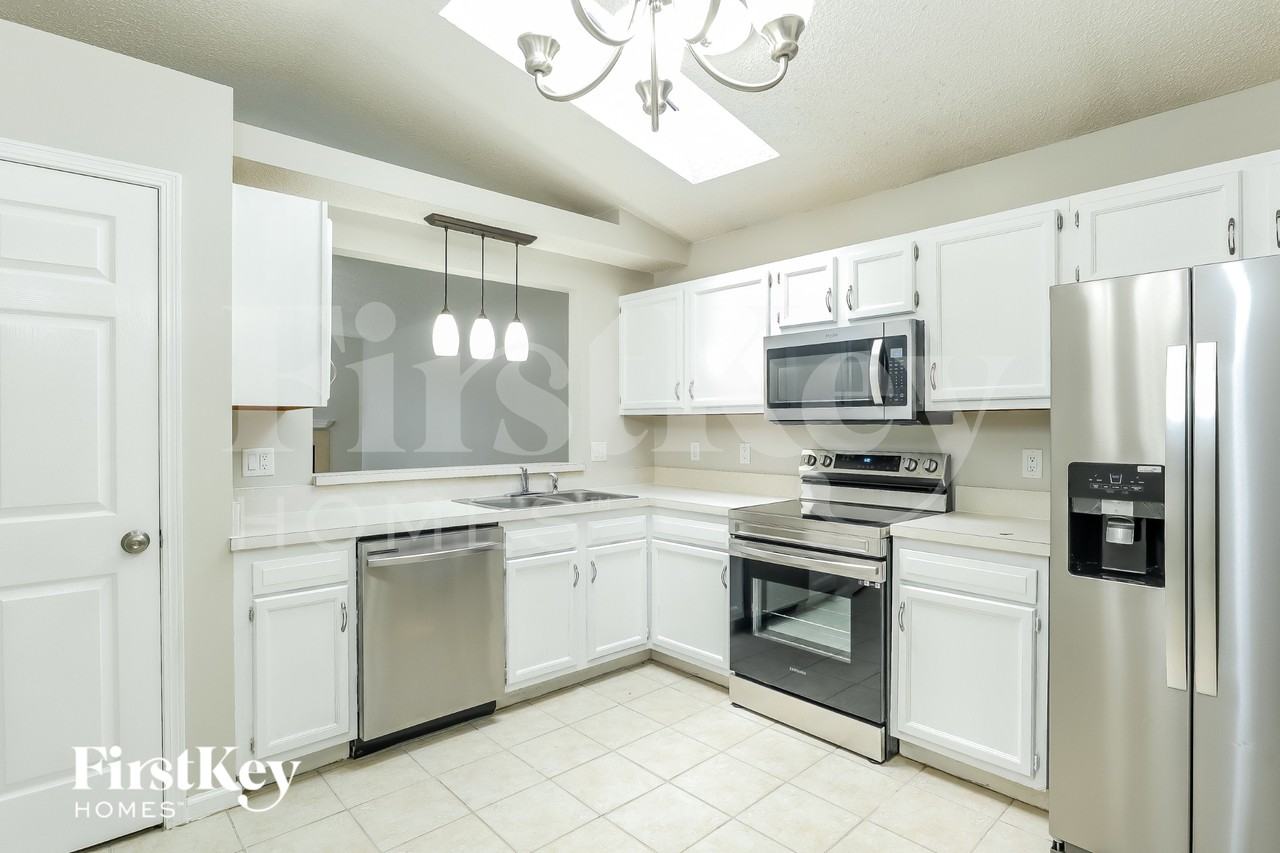 3021 Caroline Crest Dr E - Photo 6 of 16