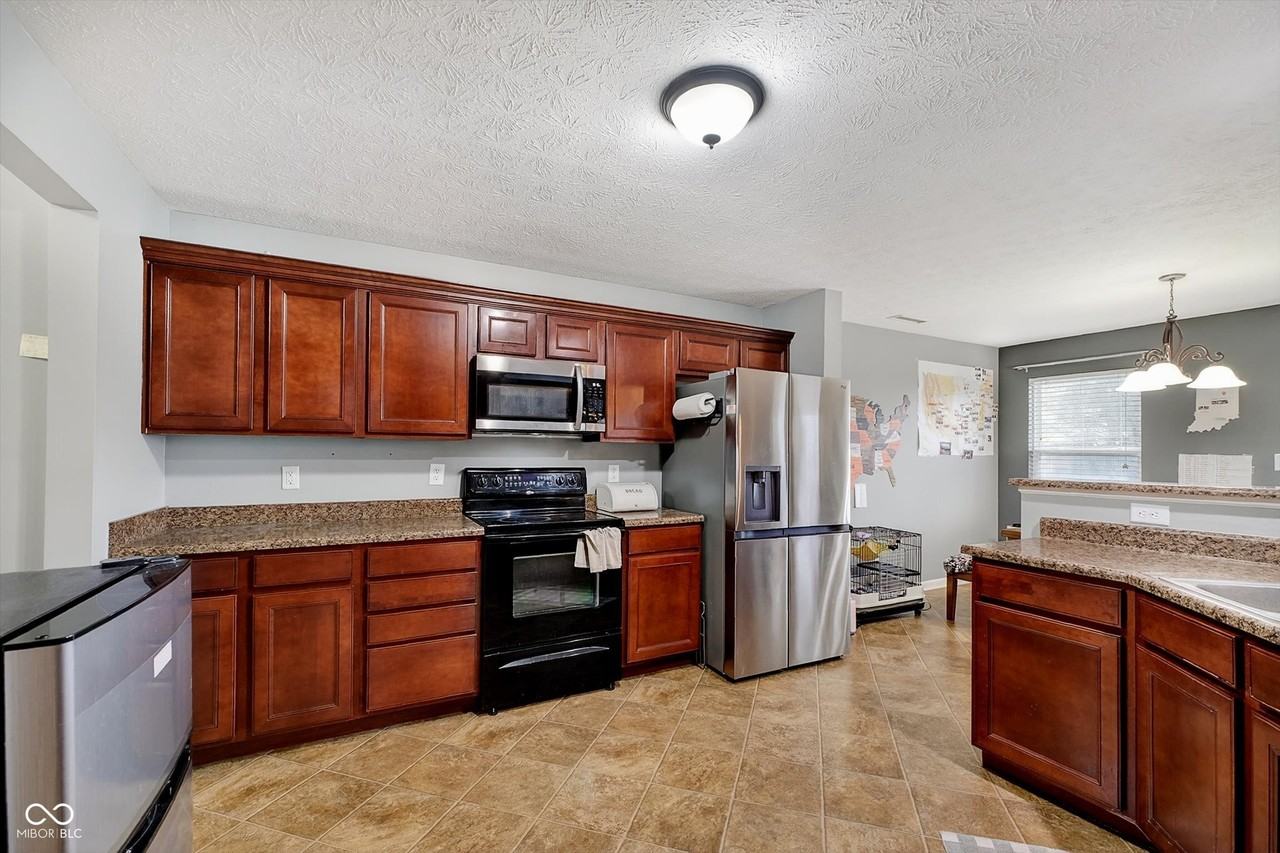 15472 Old Pond Cir - Photo 5 of 28