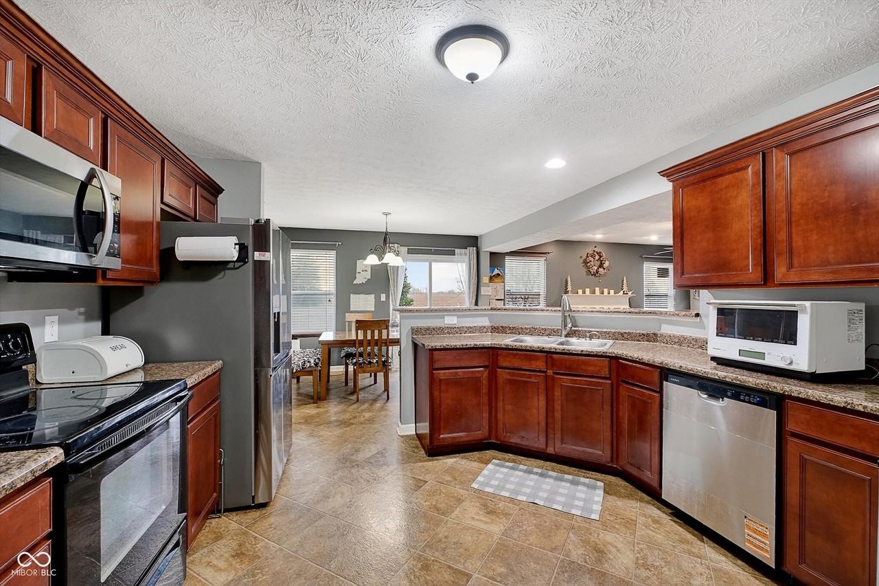 15472 Old Pond Cir - Photo 6 of 28