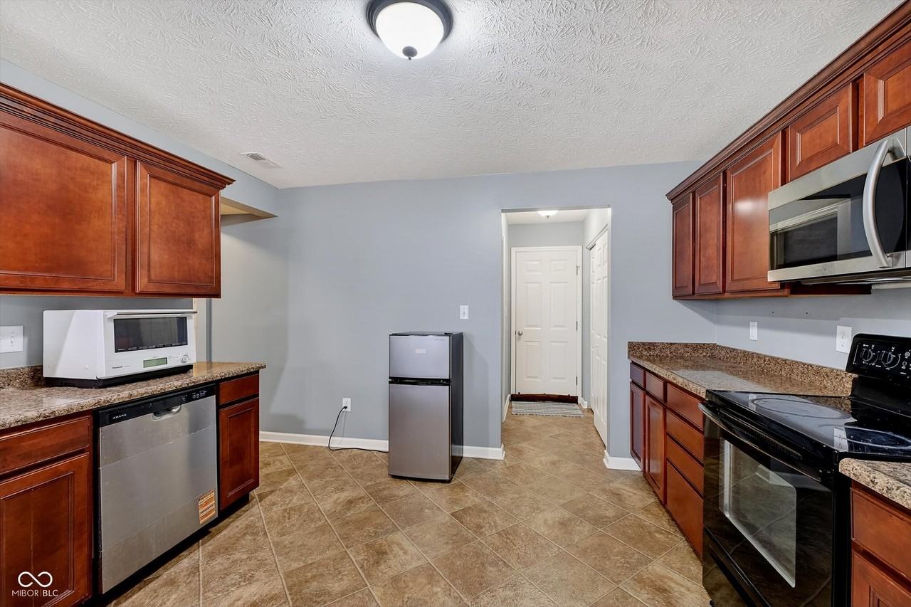15472 Old Pond Cir - Photo 7 of 28