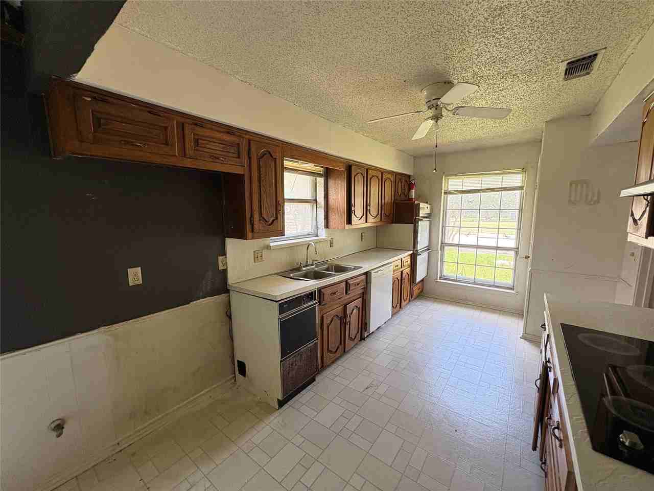 2916 Robin Rd - Photo 2 of 14
