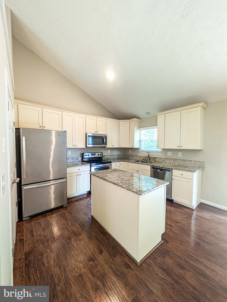 21530 Warwick Ct - Photo 4 of 50