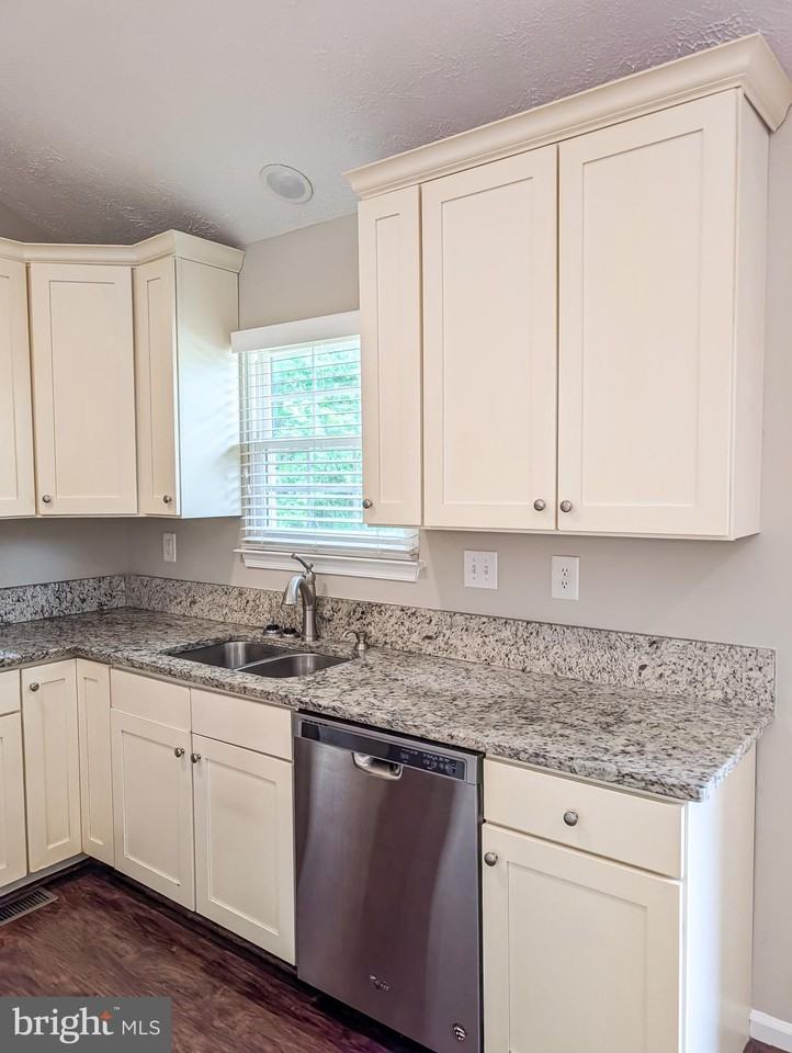 21530 Warwick Ct - Photo 7 of 50