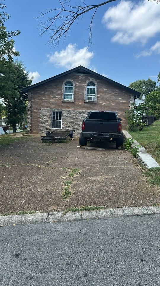 2516 Treetop Dr - Photo 2 of 2