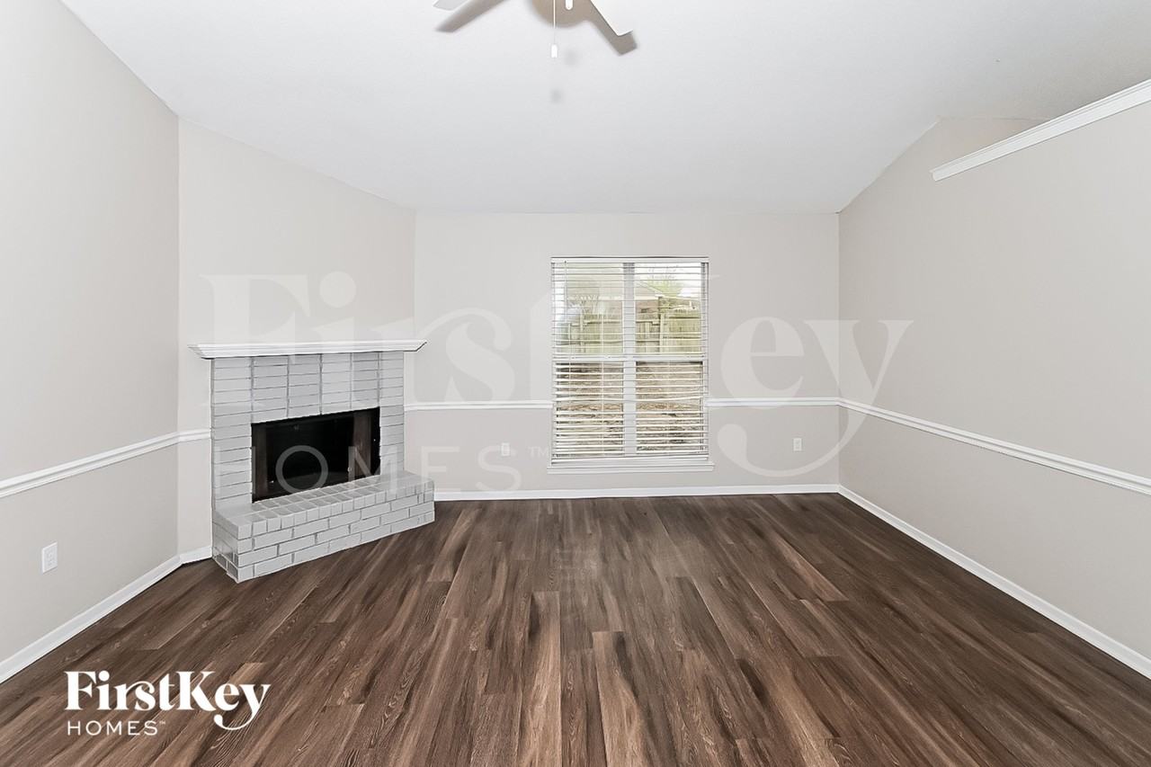 6495 Westbury Ave - Photo 3 of 15