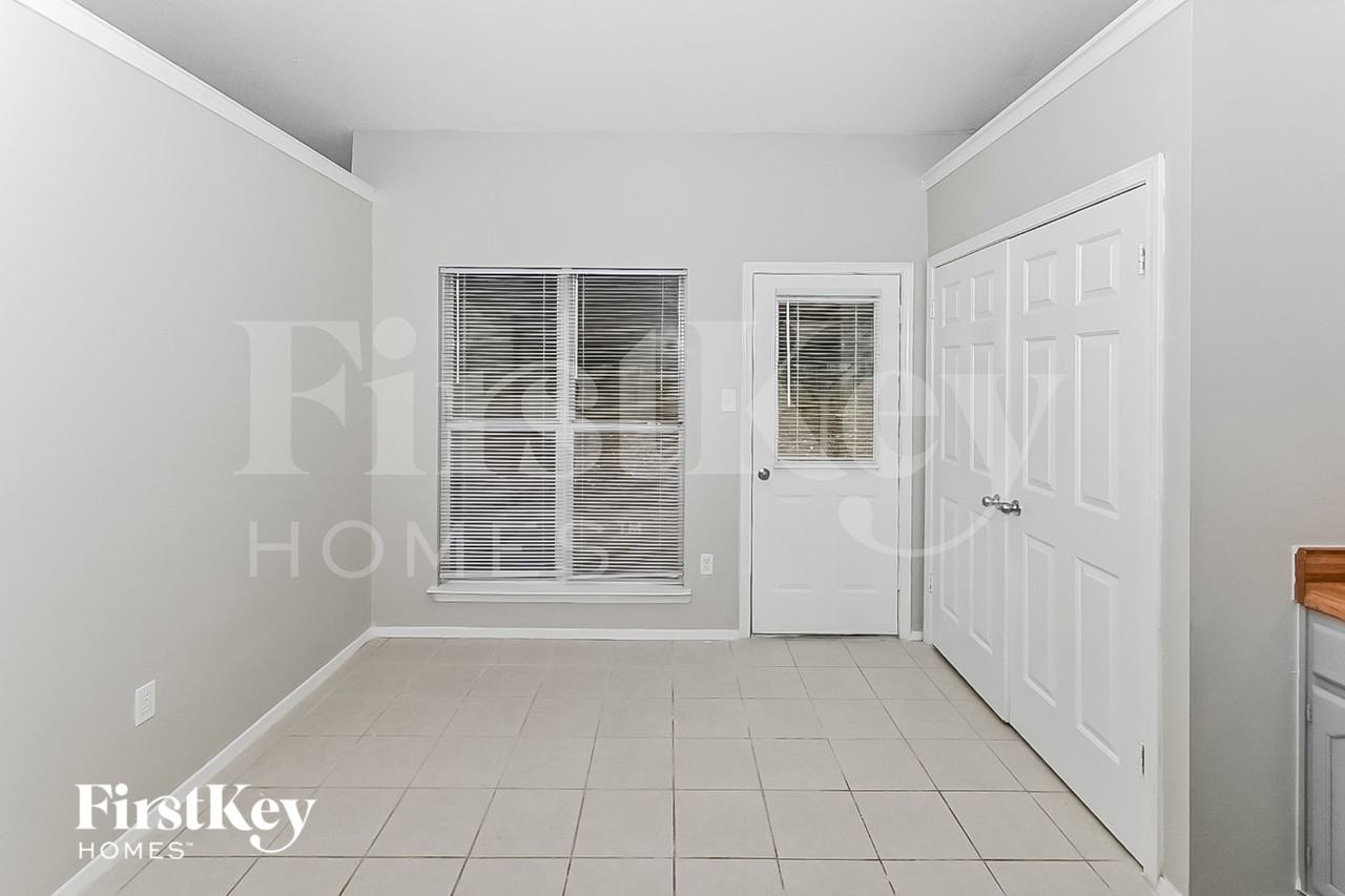 6495 Westbury Ave - Photo 5 of 15