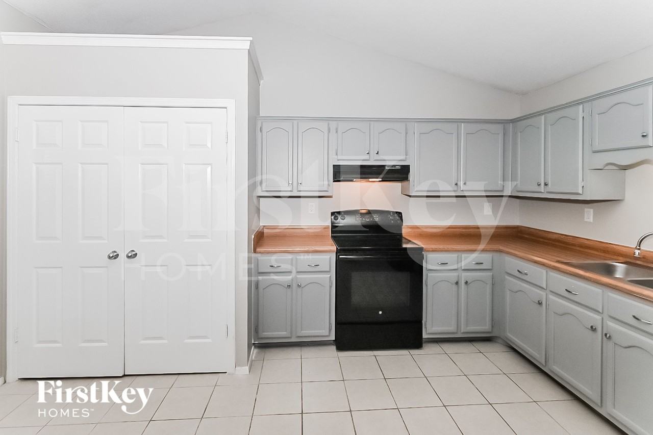 6495 Westbury Ave - Photo 7 of 15