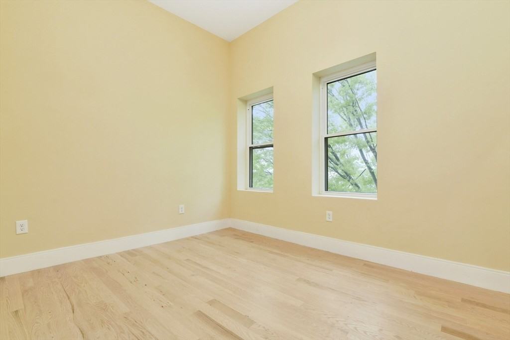 184 Paris St - Photo 5 of 16
