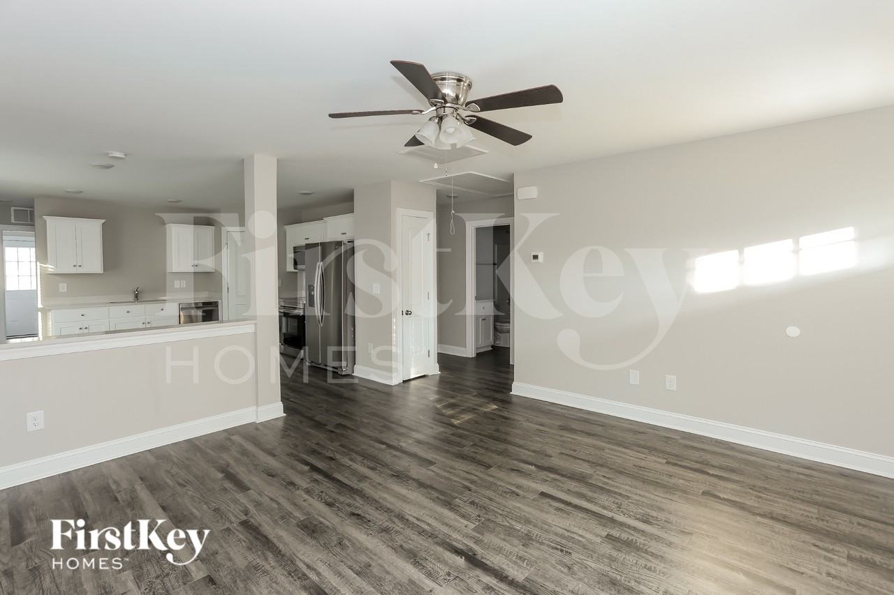 118 Akron Ave - Photo 4 of 15