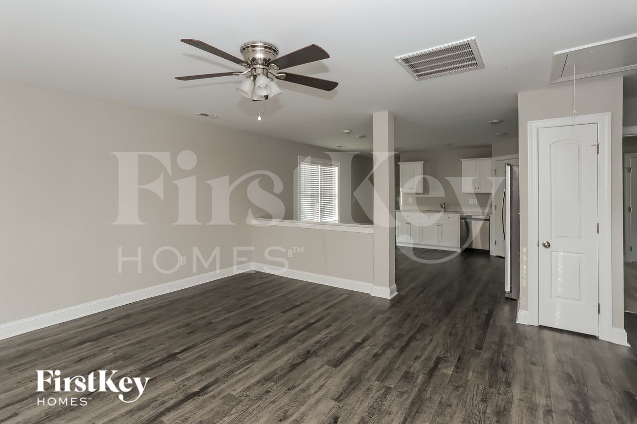 118 Akron Ave - Photo 5 of 15