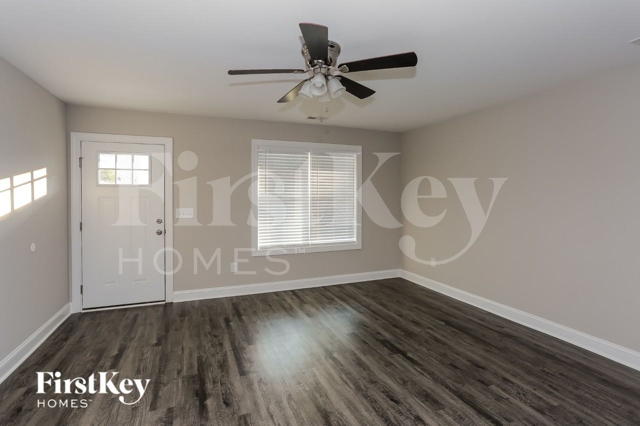 118 Akron Ave - Photo 6 of 15