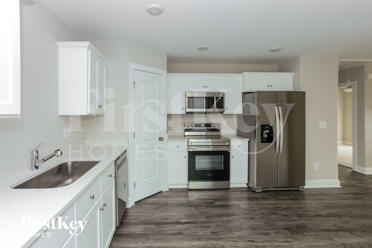 118 Akron Ave - Photo 7 of 15