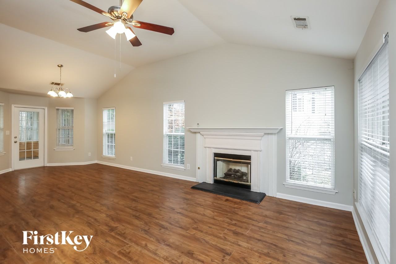 900 Charleston Ct - Photo 3 of 15
