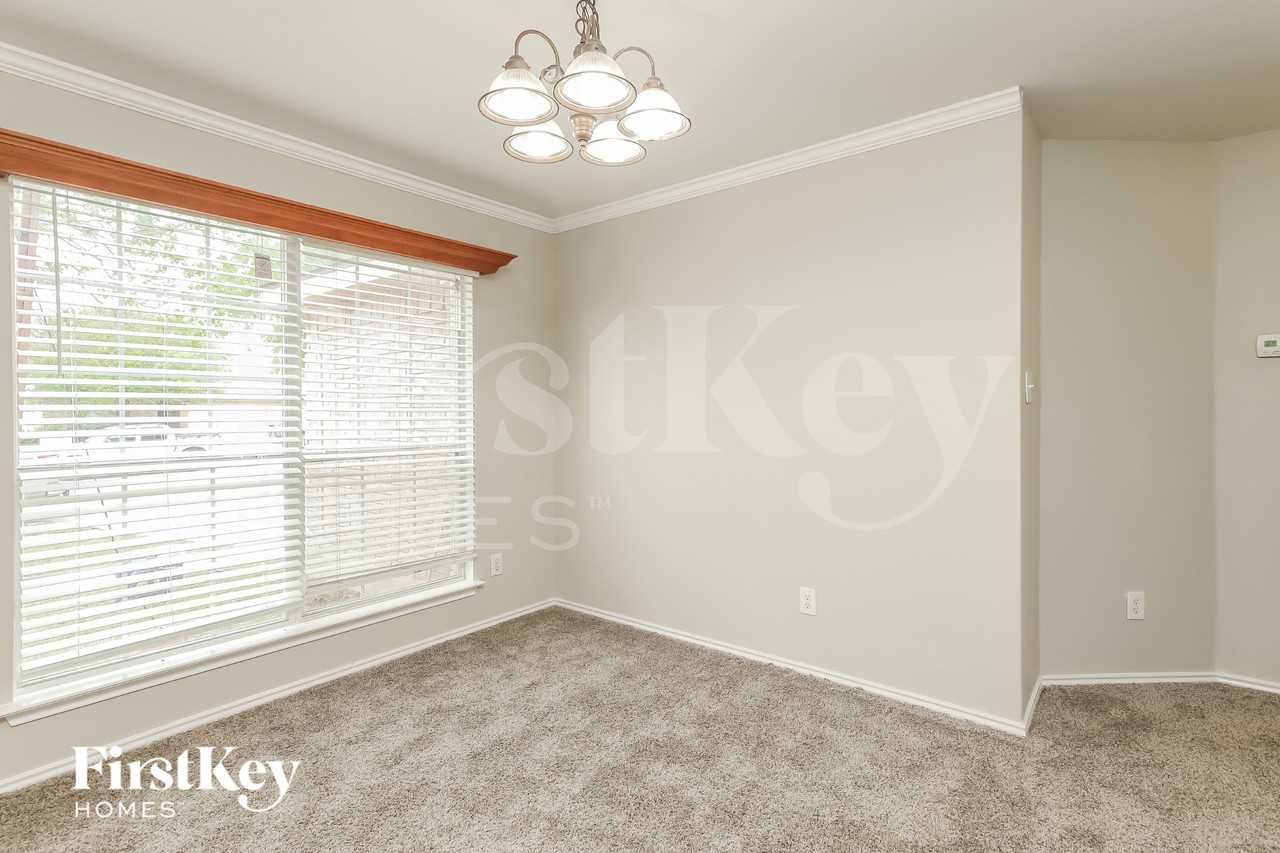 315 Donalan Dr - Photo 3 of 15