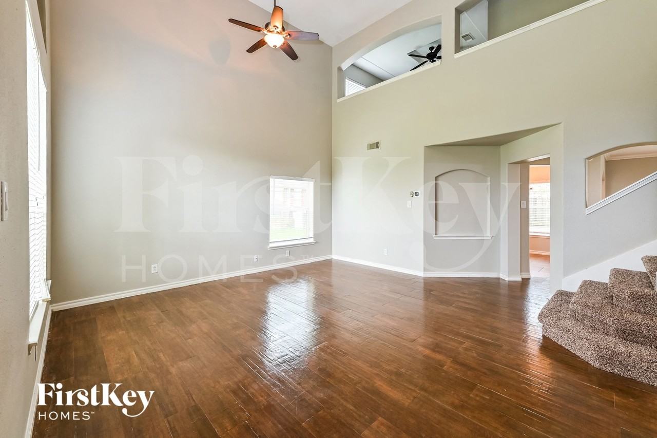 8008 Blue Jay St - Photo 2 of 15