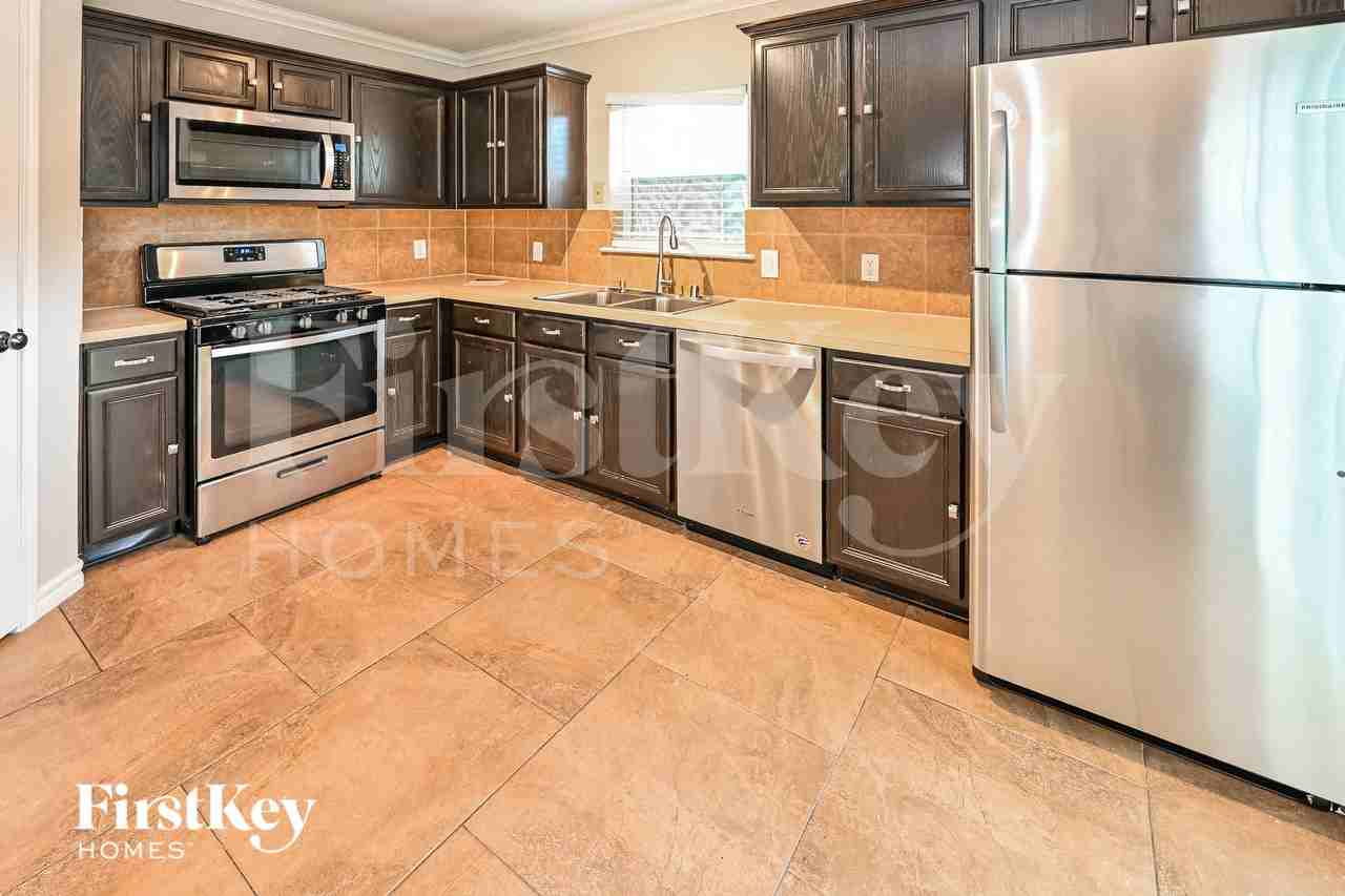 8008 Blue Jay St - Photo 3 of 15