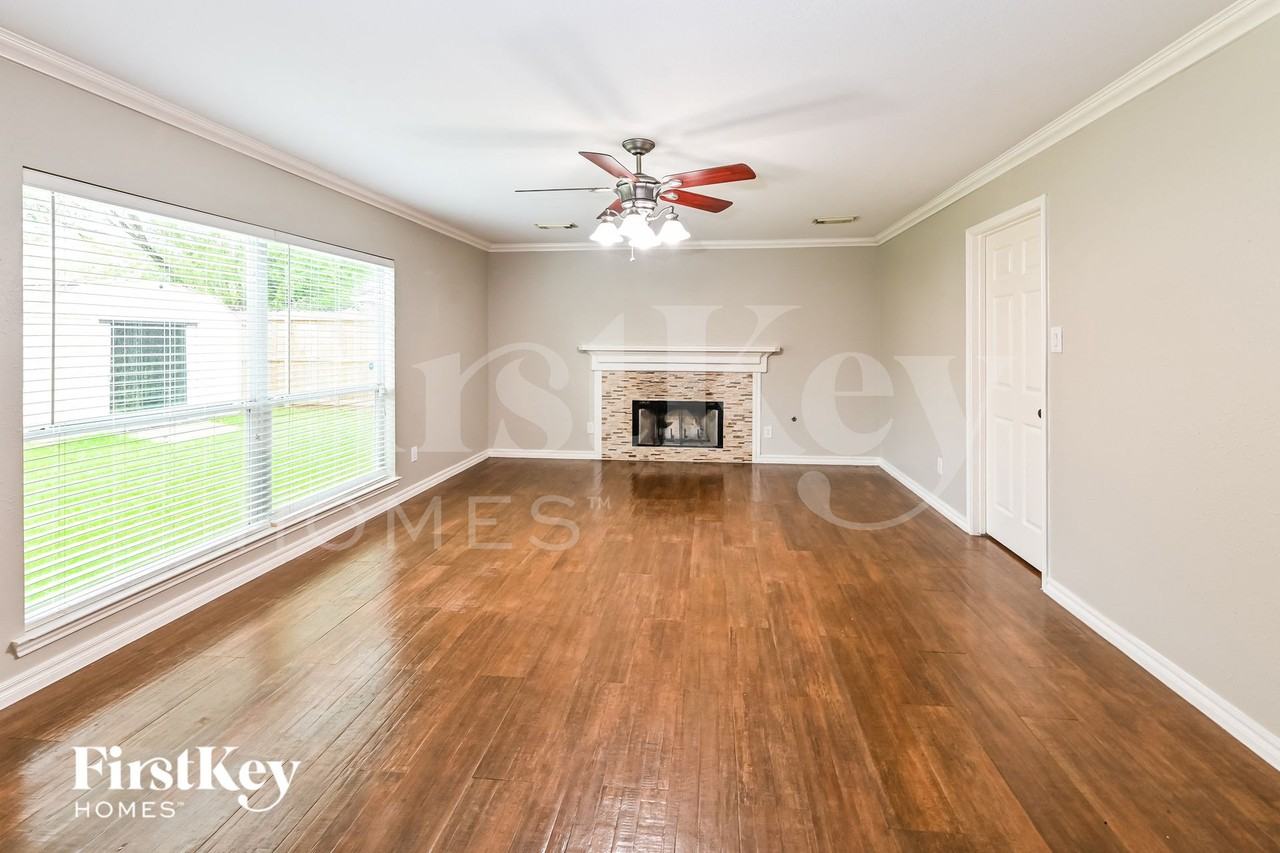 8008 Blue Jay St - Photo 5 of 15