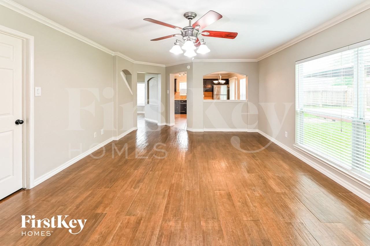 8008 Blue Jay St - Photo 6 of 15