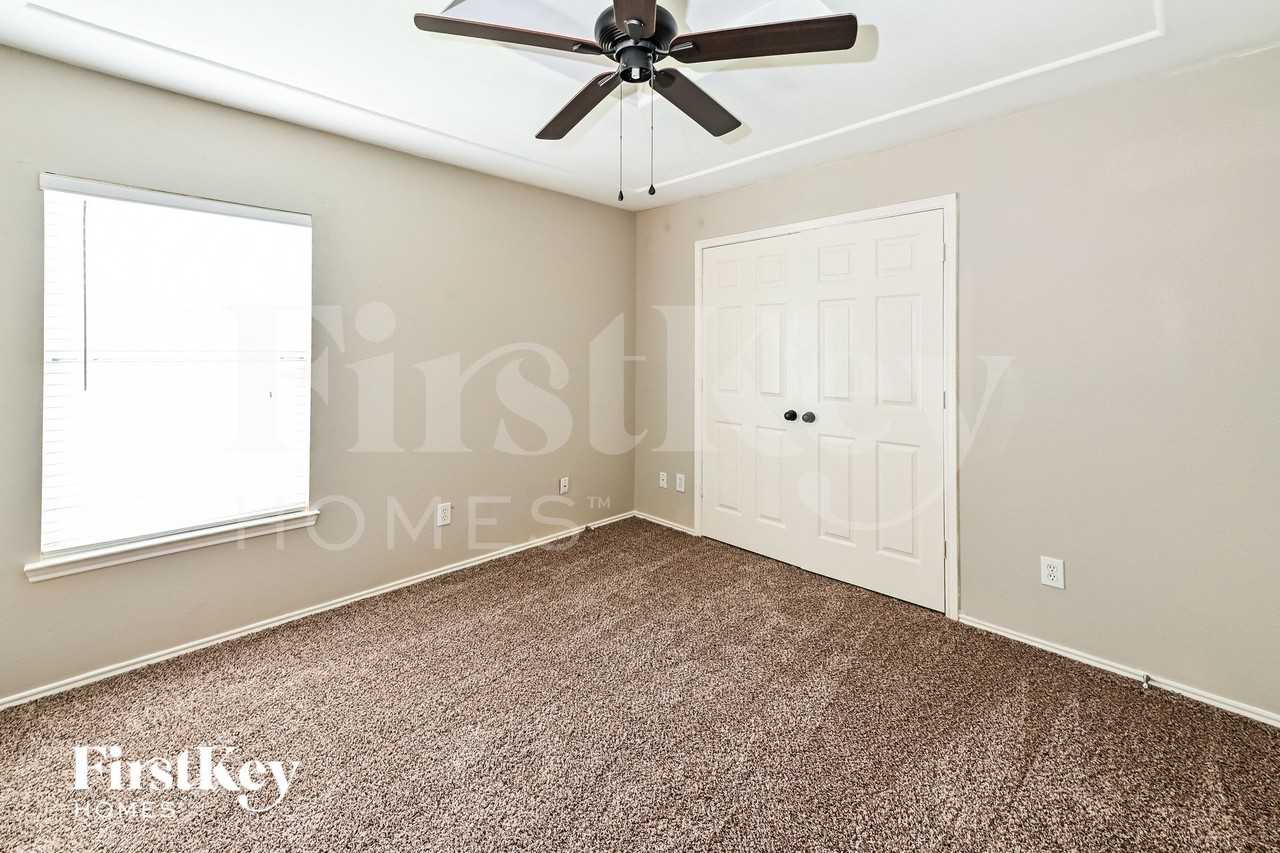 8008 Blue Jay St - Photo 7 of 15