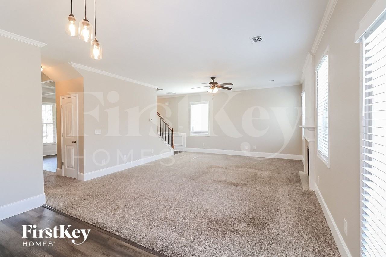 821 Harrison Dr - Photo 4 of 15