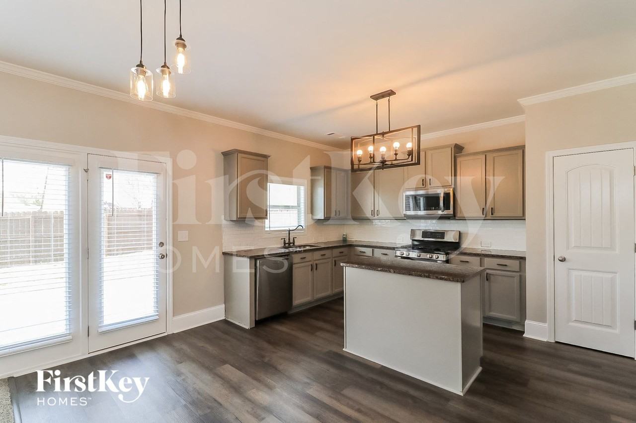 821 Harrison Dr - Photo 6 of 15