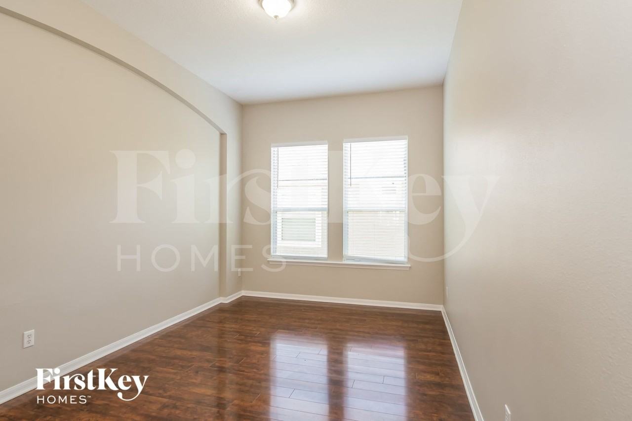581 Longmill Ln - Photo 3 of 15