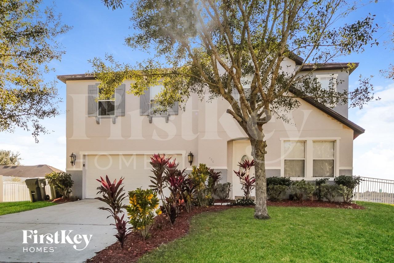 796 Lakeview Pointe Dr