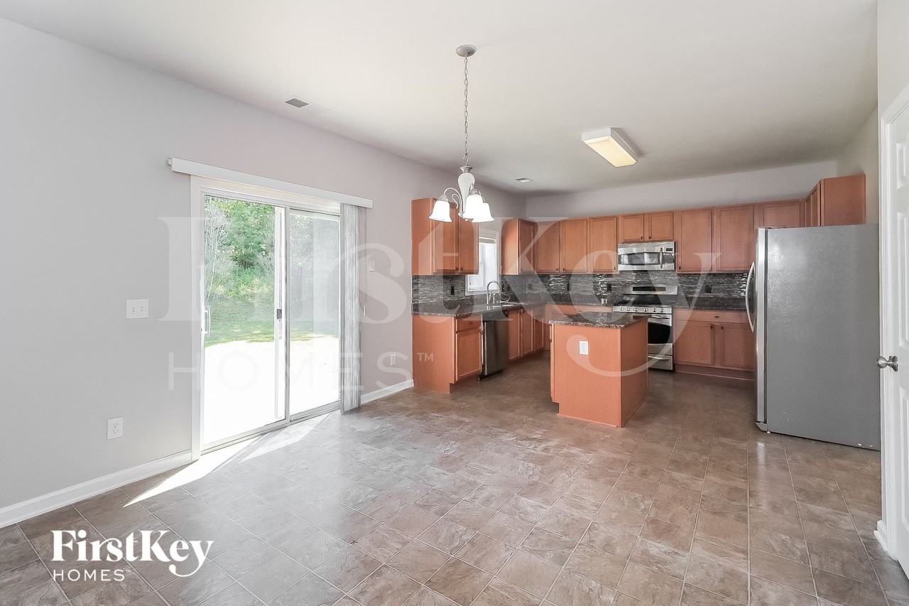943 Mill Creek Ave - Photo 4 of 15