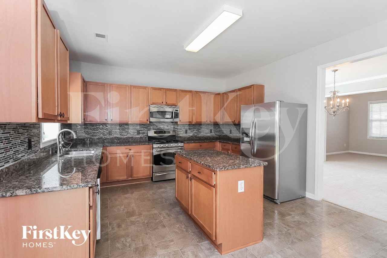 943 Mill Creek Ave - Photo 5 of 15
