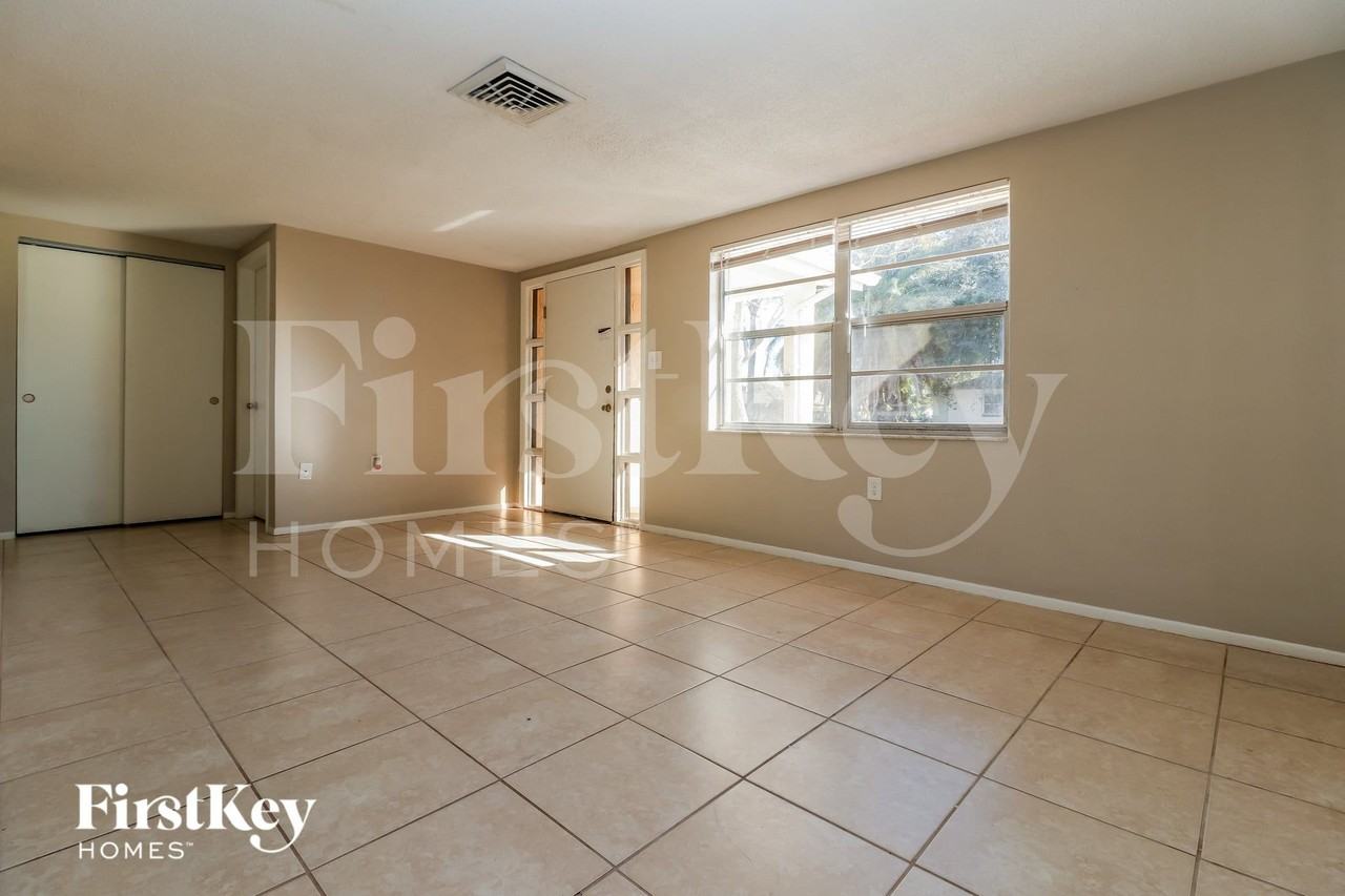 9231 Glen Moor Ln - Photo 2 of 15